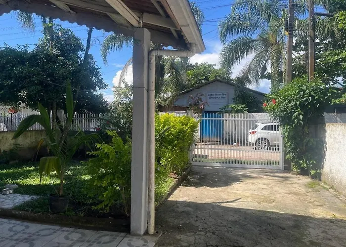 casa de praia em Itapoá SC a uma quadra da praia